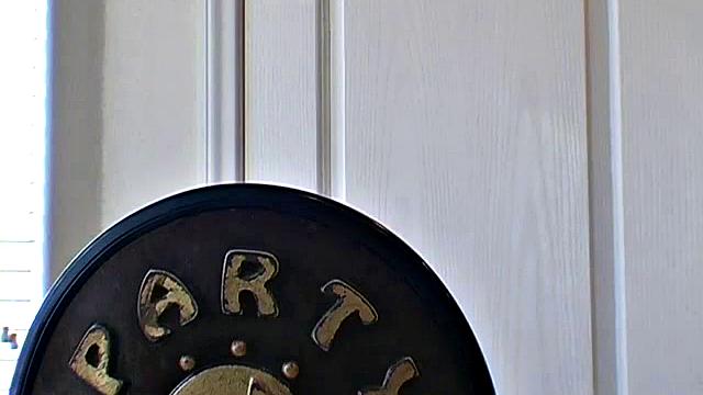 брюнетка с большими сиськами раздевается на камеру pov