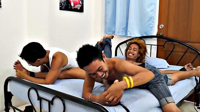 Ricky and Jojo Tickle Hide