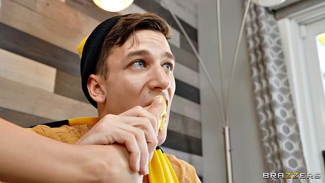 Степмама фанатеет по футболу: ловим пенальти втроём, пока матч идёт на фоне!