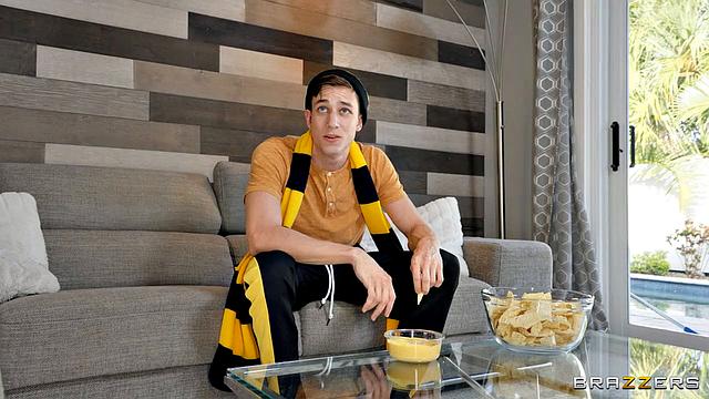 Степмама фанатеет по футболу: ловим пенальти втроём, пока матч идёт на фоне!