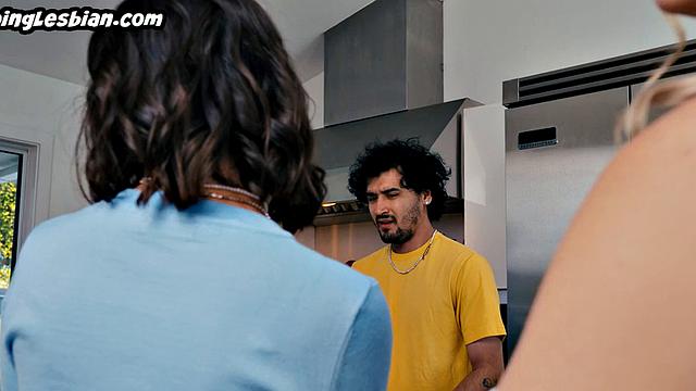 лесбиянка с пышной грудью получает страпон после мокрого кунилингуса