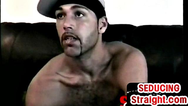 чёрный жеребец не сдерживает стоны, когда папаша берёт его в рот по-старому