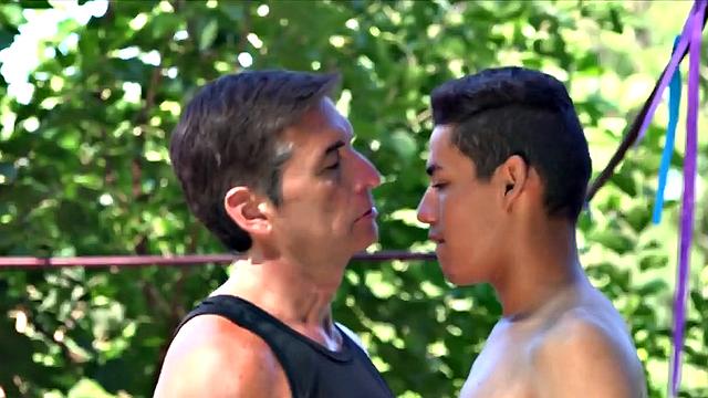 зрелый джеймс на природе - получает соску и жарко трахает евана