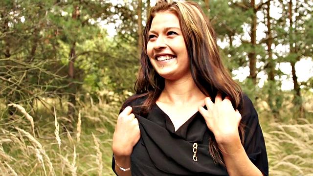 худенькая голубоглазка отдается на природе без стыда