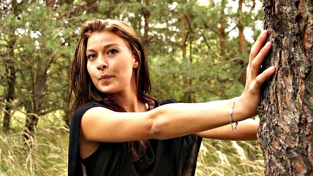 Skinny babe gets fucked outdoors