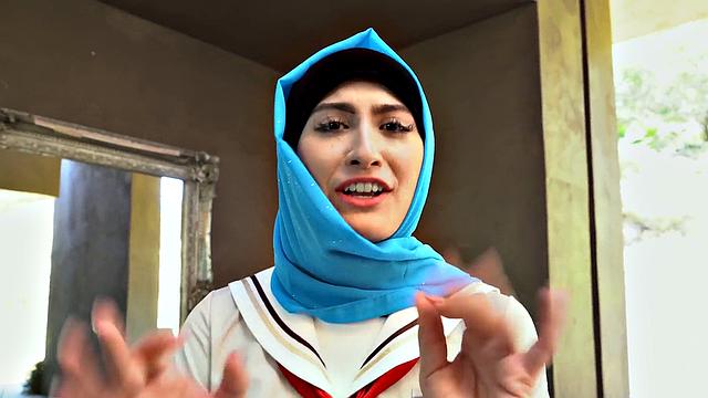 похотливая хиджабка благодарит отчима мощным минетом и жарким трахом