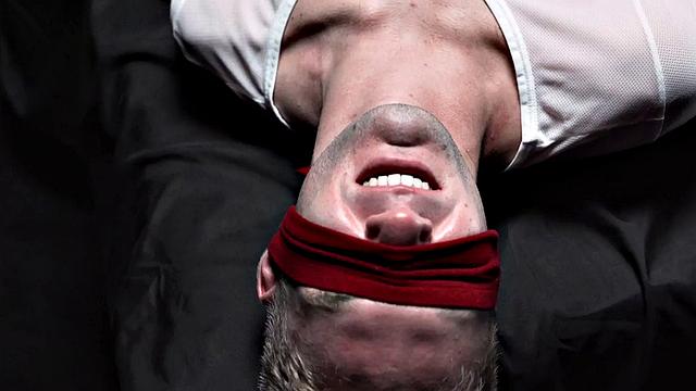 Молодой парнишка с повязкой на глазах, а батюшка любит без правил