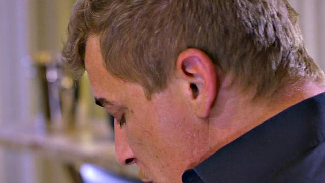 Рыжая жена с бритой киской получает лиз, потом сосёт по-взрослому и даёт сзади на кухне