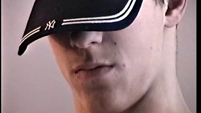 Билли сосёт член другу и не скрывает удовольствия.