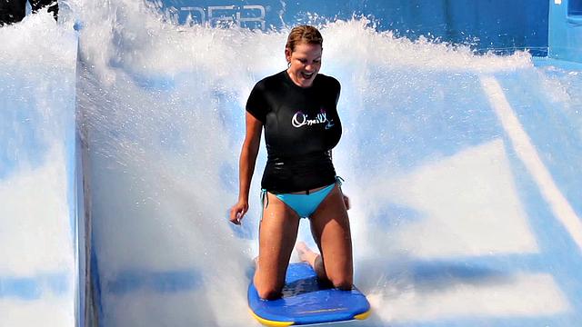 зрелая блондинка раздевается и дрочит на яхте