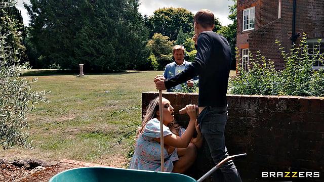 пышная блондинка квинси соблазняет садовника на дикий трах во дворе