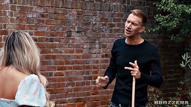 пышная блондинка квинси соблазняет садовника на дикий трах во дворе