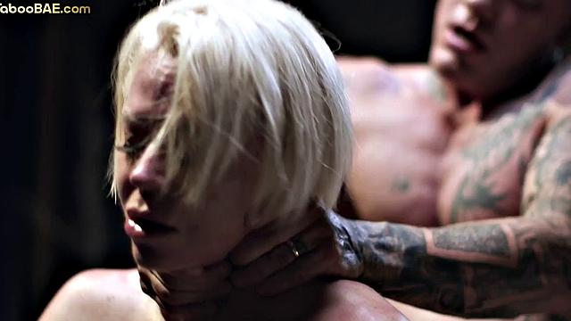 пышная татуированная милфа кайфует после фотосессии - ей лижут киску