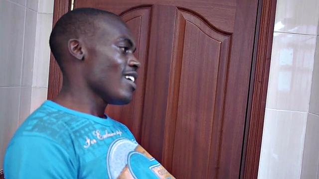 Африканец дрочит дома свой член