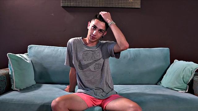 серджио раздевается догола, фердинанд и еще один парень жадно сосут на диване