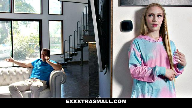 Брюнетка соблазняет зрелого у бассейна и получает его член