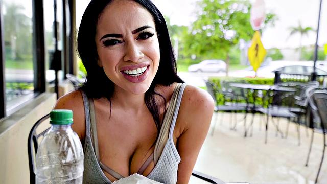 милфа с огромными сиськами решила, что член вкуснее пиццы в ресторане