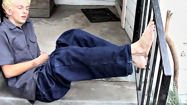Иан Мадрок трахается на улице и больше внимания уделывает своим ногам, чем своему последнему парню