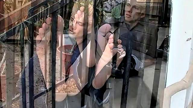Иан Мадрок трахается на улице и больше внимания уделывает своим ногам, чем своему последнему парню