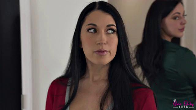 Let's Try Kissing On Christmas - S4:E10