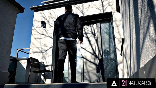 21 NATURALS - Horny Alyssa Reece Starts Her Morning With Anal Pleasure