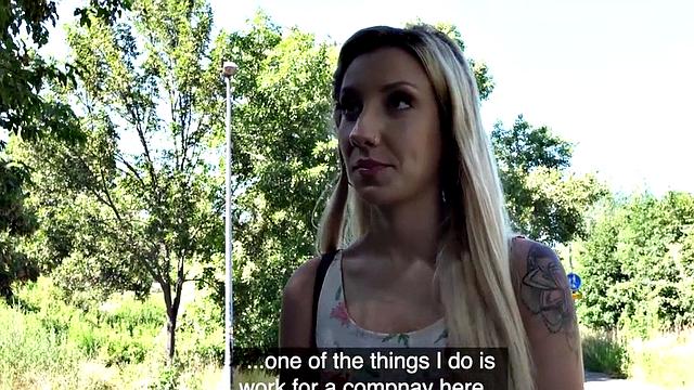 блондинка раздевает толстый член, потом встает раком прямо на улице - вот это прогулка