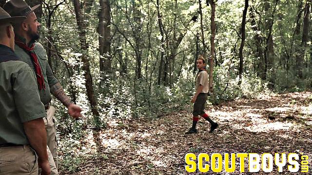 трое накачанных парней трахаются на природе, глубокий минет без резины