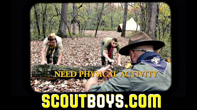 трое накачанных парней трахаются на природе, глубокий минет без резины