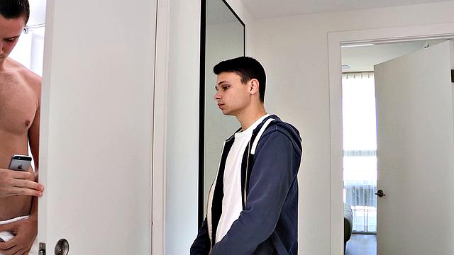 Остин ловит брата после душа, и все заканчивается жарко