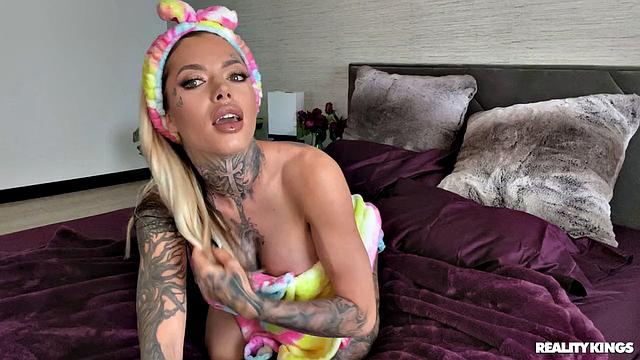 Chantal Danielle трахается с Isaiah Maxwell в прямом эфире, глубокий минет и страстный секс с кремпаем.