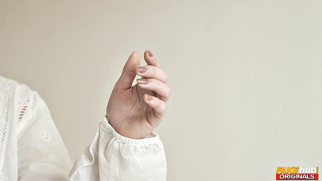 Элли Шоу и Айви Мэддокс возбуждаются у статуи и трахаются с Кэти Роуз со страпоном прямо в музее.