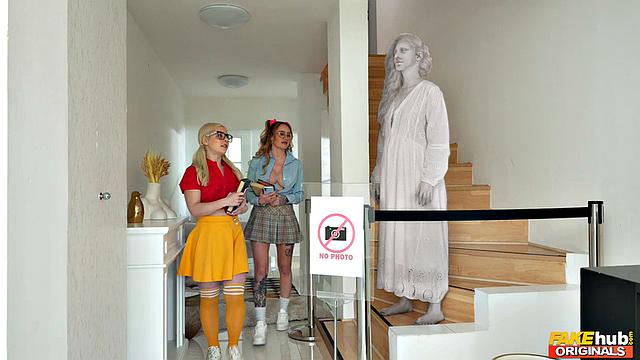 Элли Шоу и Айви Мэддокс возбуждаются у статуи и трахаются с Кэти Роуз со страпоном прямо в музее.