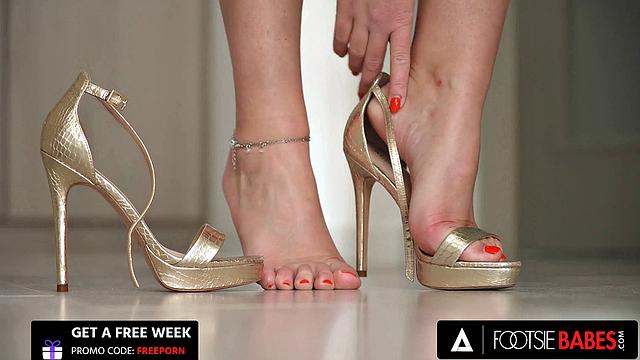FOOTSIE BABES - Hottie Alexis Crystal's Foot Fantasy Ends in Deep Anal Bliss
