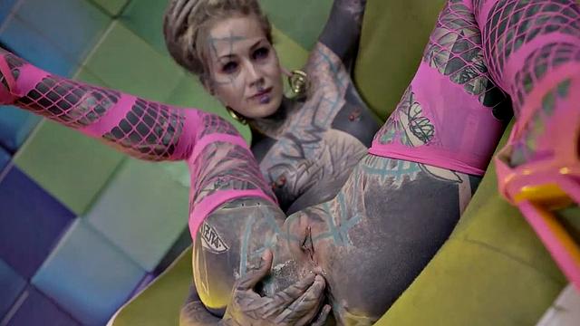 татуированная красотка в латексе получает в анал