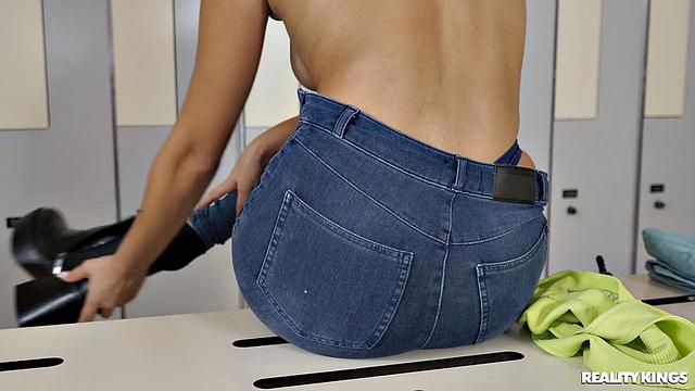 рыжая в парилке: парень вспотел не из-за жары