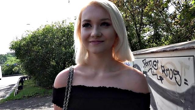 блондинка на свежем воздухе: трахают сзади, а спереди минет не останавливается