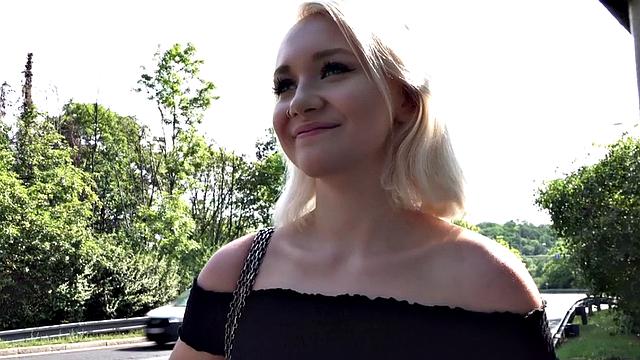 блондинка на свежем воздухе: трахают сзади, а спереди минет не останавливается
