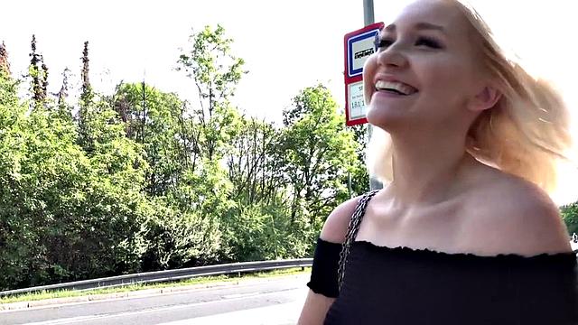 блондинка на свежем воздухе: трахают сзади, а спереди минет не останавливается