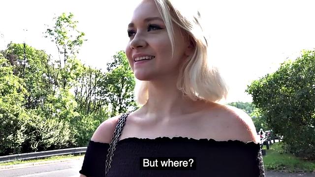 блондинка на свежем воздухе: трахают сзади, а спереди минет не останавливается