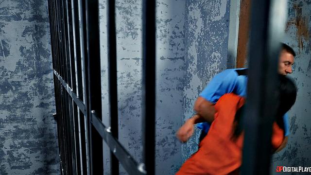 Красивая блондинка соблазняет охранника и устраивает побег из тюрьмы с жарким сексом в камере.