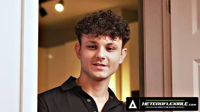 Гей-секс соседей: Enzo Muller не может устоять перед откровенным видом Jeremy Angel в женском белье.