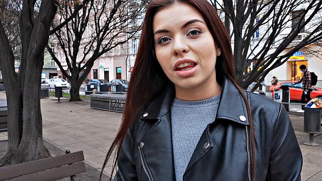 Deep pussy dive on camera