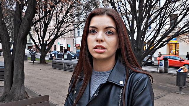 Deep pussy dive on camera