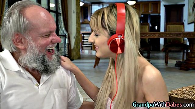 Худая миниатюрка устроила жаркий секс с дедушкой, он даже забыл про таблетки от давления - зато вспомнил молодость!