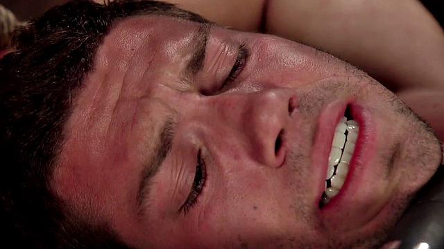 жесткая рыжая госпожа унижает раба плетью, страпоном и ногами