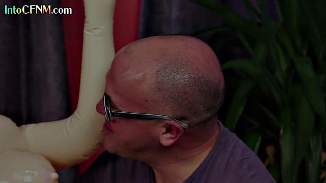 Cumthirsty babes give handjob to loser