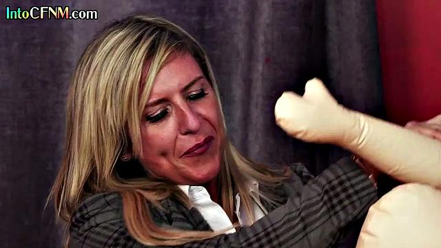 Cumthirsty babes give handjob to loser