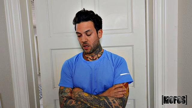 Зрелая соблазнительница Krissy Lynn увела парня дочери и устроила жаркую оргию с Small Hands и Madi Laine.