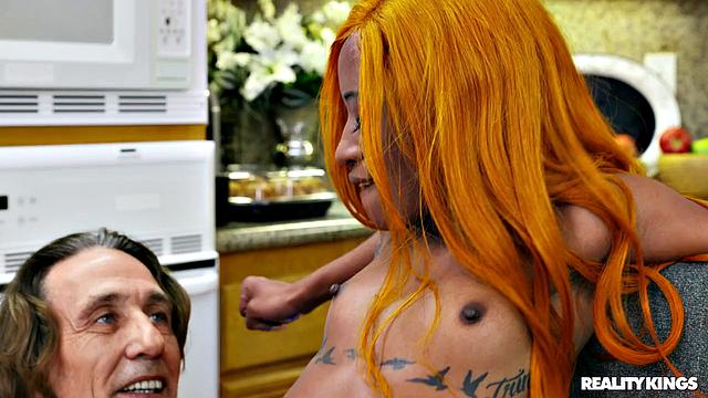 Мини Сталлион прячет дилдо, но Стив Холмс застает её врасплох и жестко трахается на кухне.