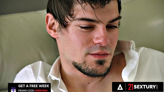 Шалина Девайн балует мужчину анальным сексом и страстным футджобом.